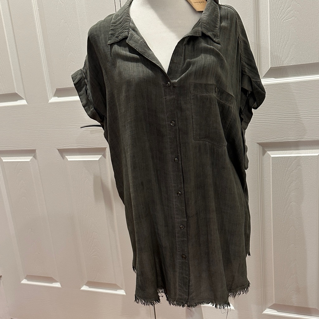 Umgee Frayed Hem Blouse.